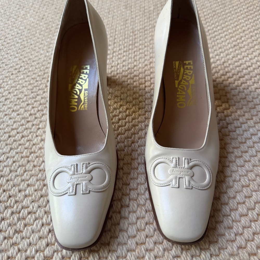 SALVATORE FERRAGAMO Ivory Leather Pumps With Ganici Logo -VINTAGE- Size 9 AAA